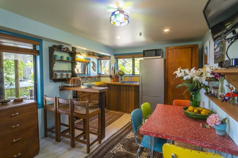 Kitchen & Dining