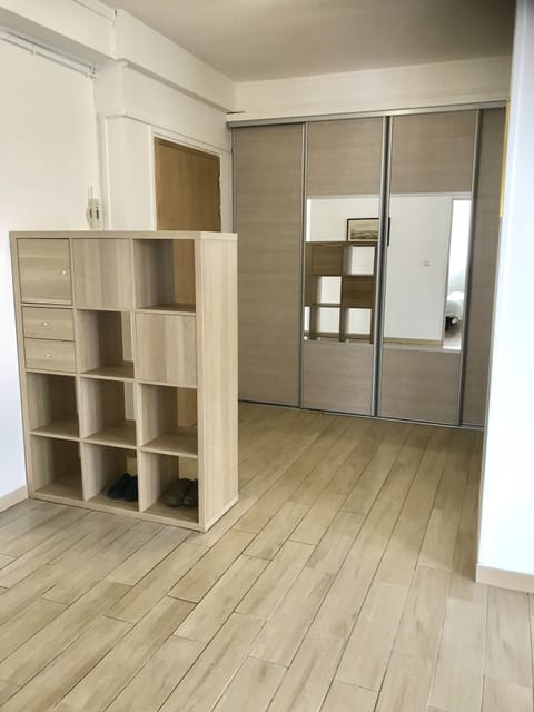 A large entrance with many storages