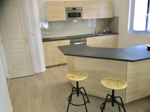 An opened and well fournished kitchen
Dishes provided