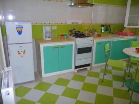 Fridge, oven, stovetop, coffee/tea maker