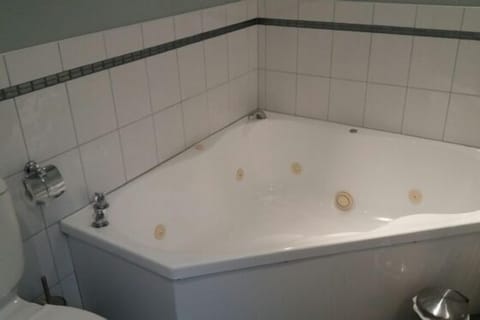 Shower, jetted tub, hair dryer, towels