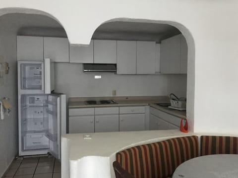 Private kitchen | Fridge, microwave, stovetop, coffee/tea maker