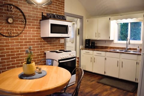 Private kitchen | Fridge, microwave, oven, stovetop