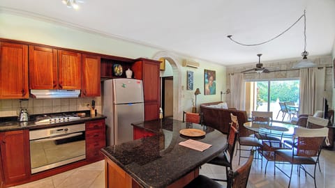 Private kitchen | Fridge, microwave, stovetop, dishwasher