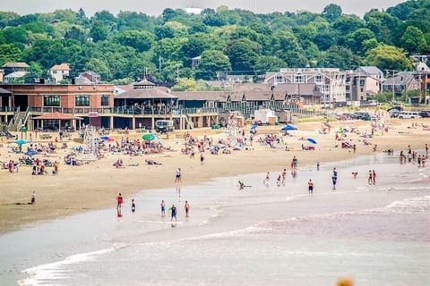 Beach nearby, sun loungers, beach towels