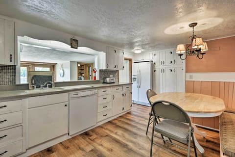 There's no need to eat out when you have this kitchen!