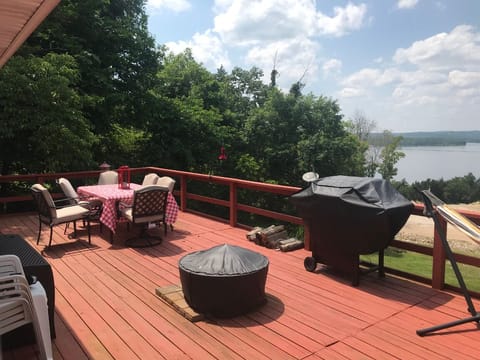 The propane grill and firepit are available for your use. Enjoy!