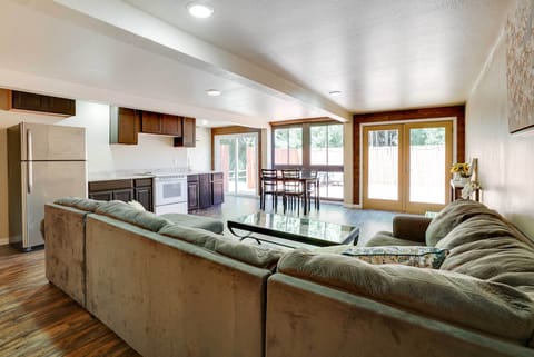 Living Area | A/C & Heating | Free WiFi