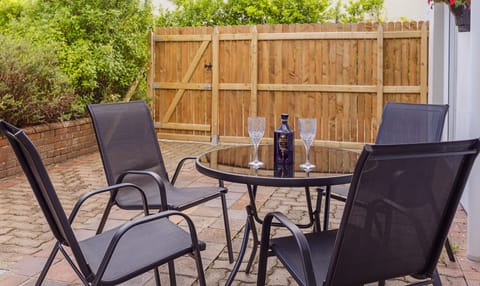 Entrance with outdoor seating area