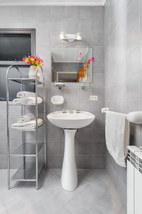 Combined shower/tub, hair dryer, bidet, towels