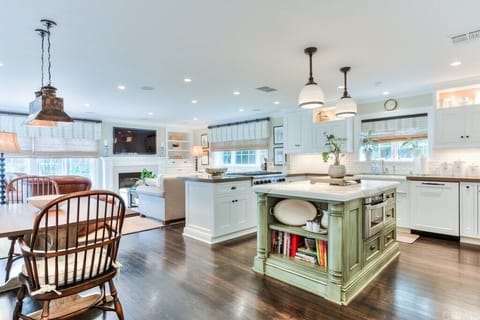 Private kitchen | Fridge, microwave, oven, stovetop