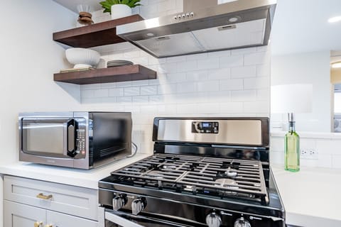 Full size stove to cook your favorite dishes 