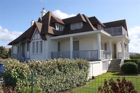 Close to Les Planches the villa offers a very nice sea view