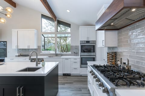 Gourmet Kitchen with everything you need to cook fantastic meals!