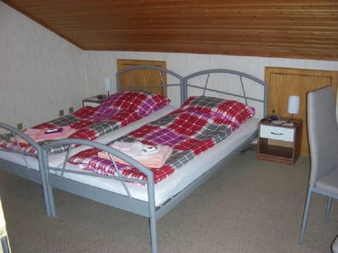 2 bedrooms, internet, bed sheets