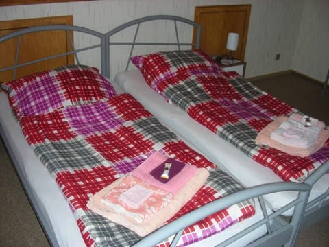 2 bedrooms, internet, bed sheets