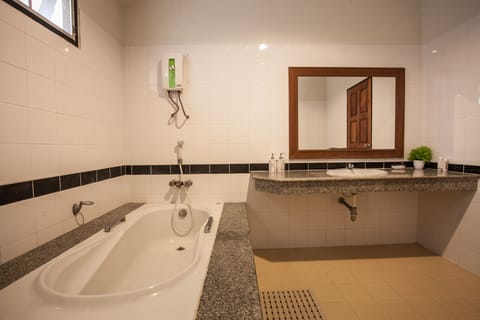 Combined shower/tub, hair dryer, towels