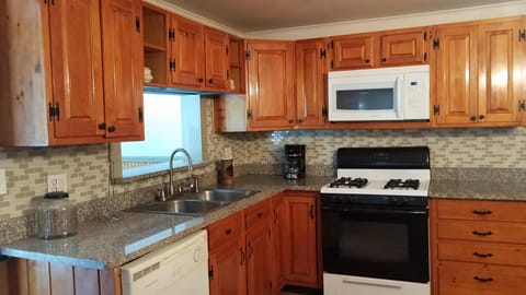 Private kitchen | Fridge, microwave, oven, stovetop