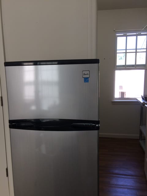 Full-size fridge, microwave, oven, dishwasher