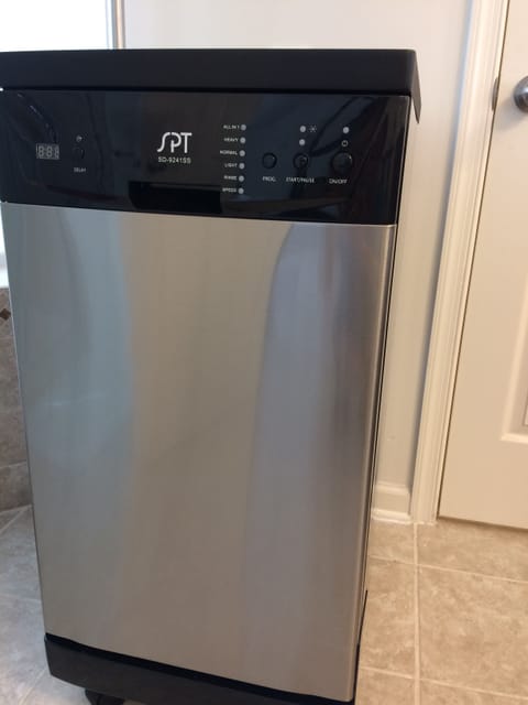 Full-size fridge, microwave, oven, dishwasher