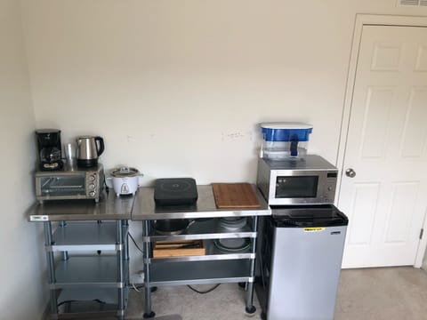 Full-size fridge, microwave, oven, dishwasher