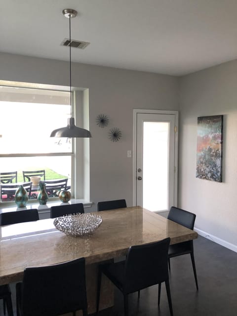 Dining area for 7 people 