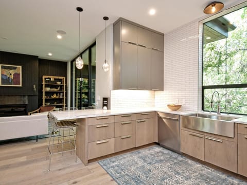 The House of Yes- Luxury Urban Farm House. Walking distance to downtown (39)