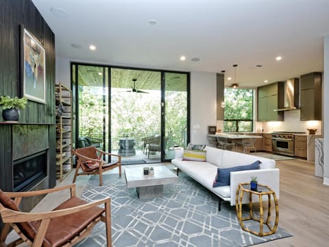 The House of Yes- Luxury Urban Farm House. Walking distance to downtown (36)