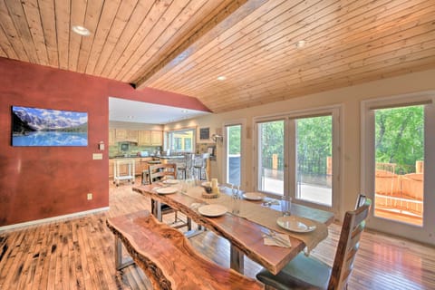 Dining Table | Dishware Provided