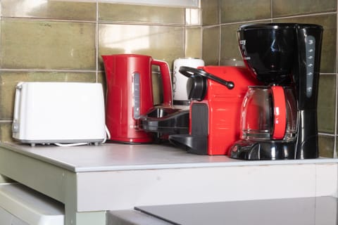 Fridge, oven, coffee/tea maker, electric kettle