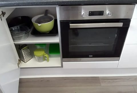 Fridge, oven, stovetop, electric kettle