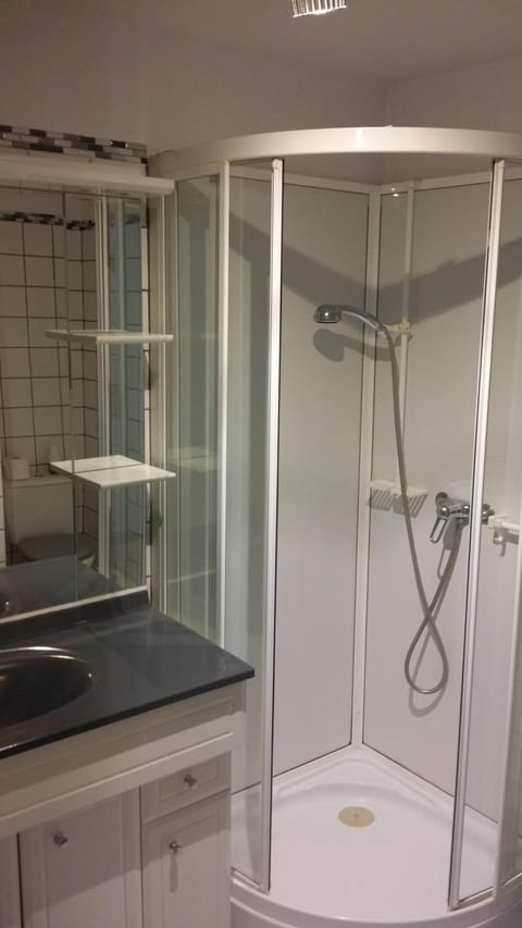 Combined shower/tub, hair dryer, toilet paper