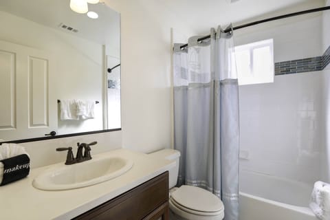 Combined shower/tub, hair dryer, towels