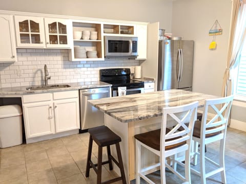 Private kitchen | Fridge, microwave, oven, stovetop