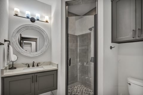 Combined shower/tub, hair dryer, towels