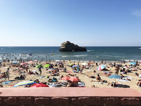 Beach nearby, sun loungers, beach towels