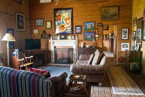 Unique Country Lodging minutes from Town