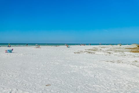 Beach nearby, sun loungers, beach towels