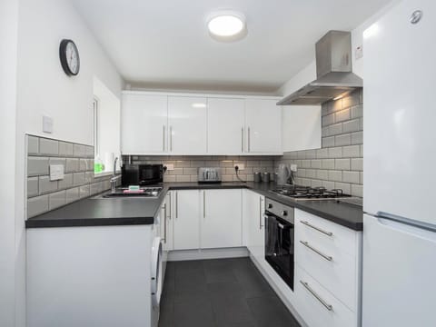 Apexlivingne Sunderland Beachville House Sunderland Fully equipped Kitchen