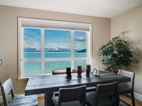 Condo 7302 - Dining Space with Lake View