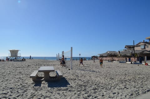 Beach nearby, sun loungers, beach towels