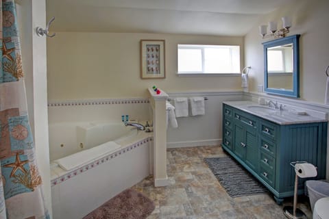 Combined shower/tub, towels