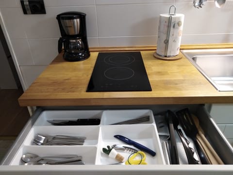 Fridge, oven, stovetop, coffee/tea maker