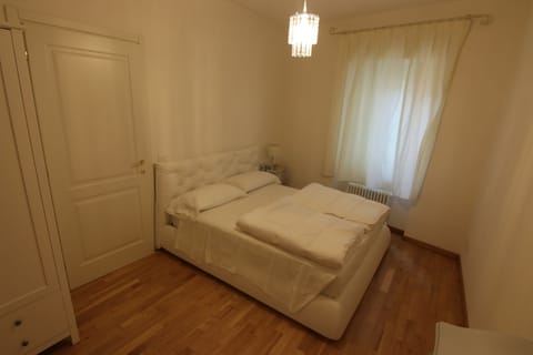 2 bedrooms, WiFi, bed sheets, wheelchair access