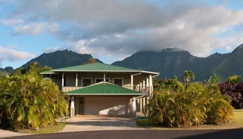 Mountains in the background of this cul de sac location beach ho
