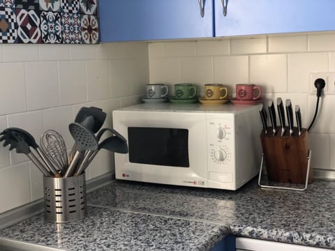 Microwave, oven, dishwasher, coffee/tea maker