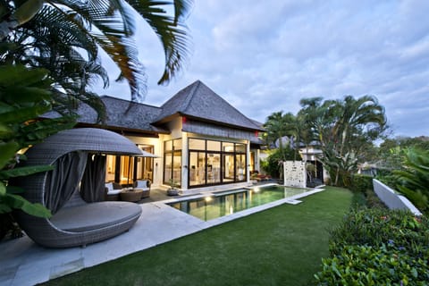 Outdoor pool, an infinity pool