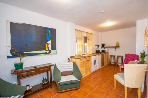 Enjoy the living room of this rural house in Coín