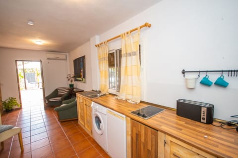 Enjoy the kitchen of this rural house in Coín