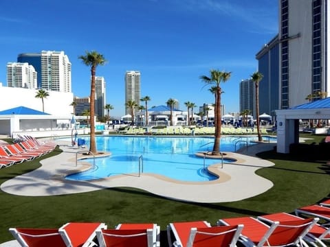 MGM Signature 2BR3BA w/ StripView, Balcony, Pool & Jacuzzi, Gym. No Resort  Fee - Las Vegas